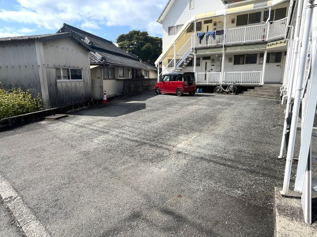 センチュリーの駐車場