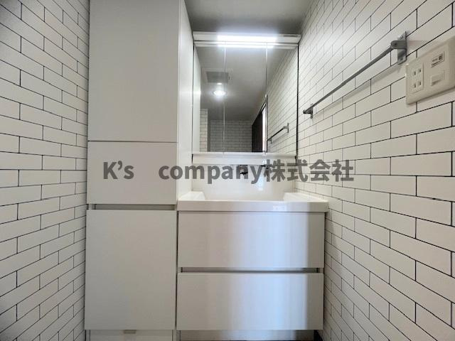 茅ヶ崎市南湖1丁目　ダイアパレス茅ヶ崎南湖の独立洗面台|三面鏡付きの独立洗面台です☆