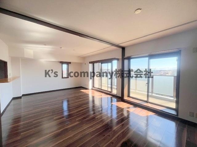 茅ヶ崎市南湖1丁目　ダイアパレス茅ヶ崎南湖の居間・リビング|大きな掃き出し窓のある明るいLDKです☆