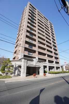 【外観】 | 【上質リフォーム】ファミール西条朝日町 | 【耐震性】
耐震性の高さを判断するポイントは、
建築確認申請日が1981年6月1日以降の
新耐震基準に適合しているかどうか。
震度６程度の大地震でも
建物が崩壊しないレベルが基準になりました。