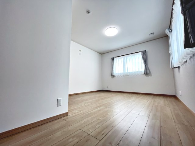 池ノ台　制震ダンパー搭載の築浅物件！の洋室|1階洋室　階段下部分を有効活用した収納スペースがある9帖の広々空間！