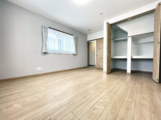 池ノ台　制震ダンパー搭載の築浅物件！の洋室|1階洋室　階段下部分を有効活用した収納スペースがある9帖の広々空間！