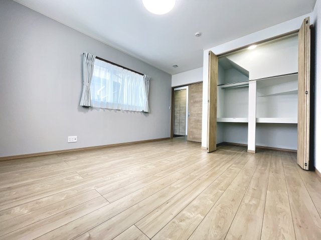 池ノ台　制震ダンパー搭載の築浅物件！の洋室|1階洋室　階段下部分を有効活用した収納スペースがある9帖の広々空間！