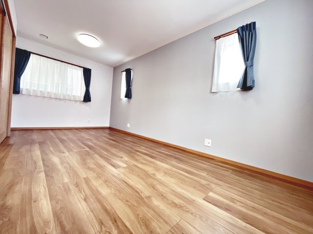 池ノ台　制震ダンパー搭載の築浅物件！の洋室|1階納戸　当時の建築基準法だと採光不足により納戸表記ですが居室として普通に扱える空間です♪