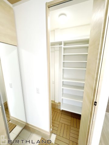 池ノ台　制震ダンパー搭載の築浅物件！の収納|玄関内部横には靴がしっかりしまえる土間収納！