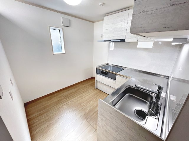 池ノ台　制震ダンパー搭載の築浅物件！のキッチン|向きを変えるだけの扱いやすいL字型キッチン、コンロ火をつかわないIHクッキングヒーター！