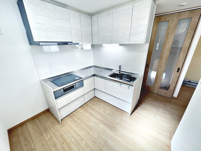 池ノ台　制震ダンパー搭載の築浅物件！のキッチン|向きを変えるだけで扱いやすいL字型キッチン、コンロ火をつかわないIHクッキングヒーター！