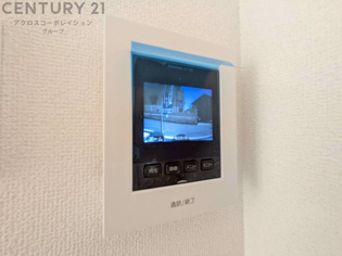 訪問者が来たときにテレビ画面で確認できるため、安心してドアを開けられます。録画機能があるものもあり、留守中に来訪者を記録しておくことができます。利便性が高く、セキュリティ面でも安心です。