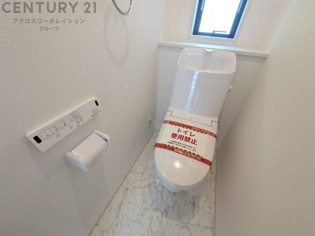 温水洗浄便座付トイレは温水洗浄機能により、暖かい水でおしりを洗浄することができ、冷たい水を使う従来の便座に比べ、温水洗浄機能で暖かいトイレを提供し、快適な使用を可能にします。