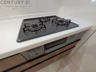 多数の調理器具を同時に使用でき、料理の効率化が可能。省エネで節約になり、様々な料理スタイルに適応できます。また、火力調整が独立しており、手入れや掃除もしやすく、今よりもっとお料理が楽しくなるかも。