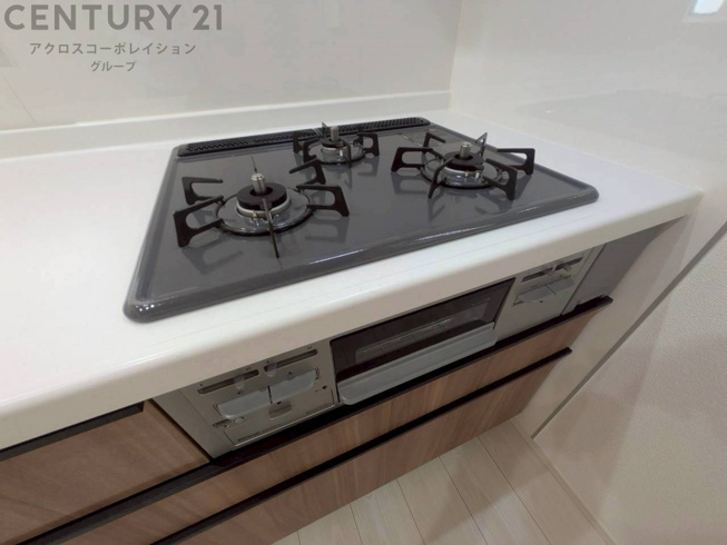 多数の調理器具を同時に使用でき、料理の効率化が可能。省エネで節約になり、様々な料理スタイルに適応できます。また、火力調整が独立しており、手入れや掃除もしやすく、今よりもっとお料理が楽しくなるかも。