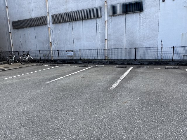 レセンテ東新町の駐車場