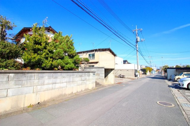 ■□旗ヶ崎売土地（上物有）□■の前面道路含む現地写真|前道は住宅地内の幅員５～６mの道路になります。