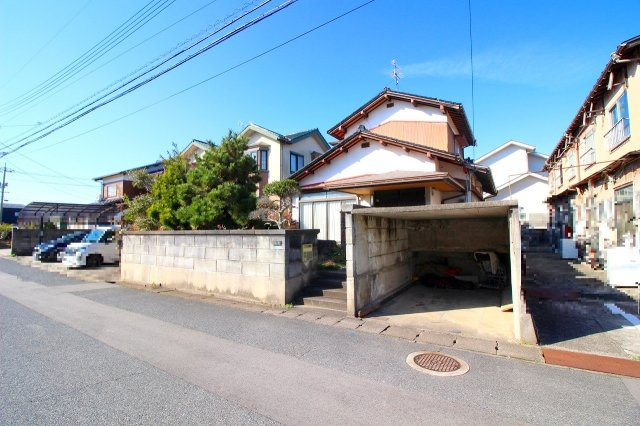 ■□旗ヶ崎売土地（上物有）□■の外観|道路との高低差は約60ｃｍになります。