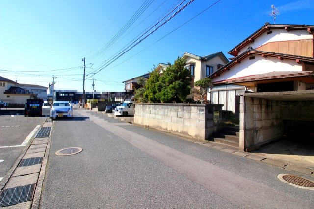 ■□旗ヶ崎売土地（上物有）□■の前面道路含む現地写真|内浜産業道路方面へのアクセスも便利な立地になります。