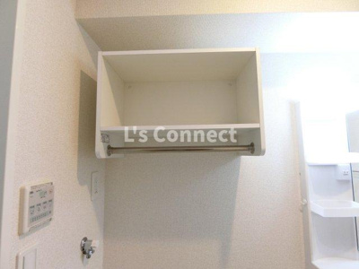 【設備】 | リジエール・フォレⅠ | 洗濯機置き場の上にも棚があります。