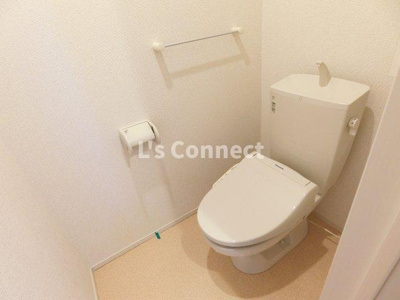 【トイレ】 | リジエール・フォレⅠ | 温水洗浄便座付きのトイレ。