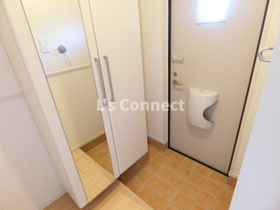 【玄関】 | リジエール・フォレⅠ | 背の高い下駄箱には鏡付きで身だしなみチェック。