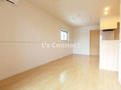 【居間・リビング】 | リジエール・フォレⅠ | 角部屋で２面に窓があります。