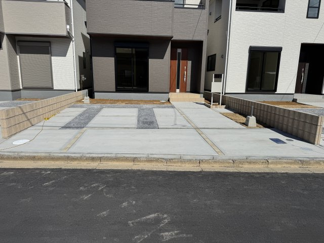 松戸市新松戸７丁目新築戸建【新松戸西小学校：6分】の駐車場|2号棟駐車スペース・並列2台駐車可