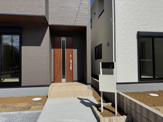 松戸市新松戸７丁目新築戸建【新松戸西小学校：6分】のエントランス|エントランス・玄関ポーチ