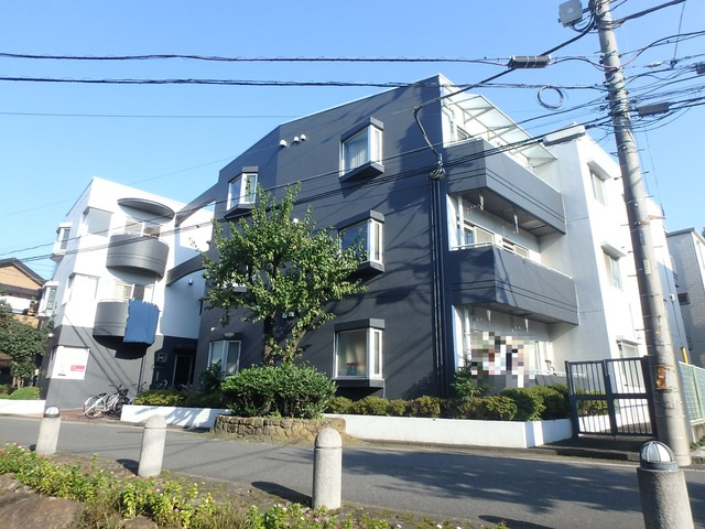 鉄筋コンクリート造３階建・蕨駅徒歩9分の立地です。