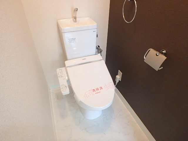 トイレには快適な温水洗浄便座付き