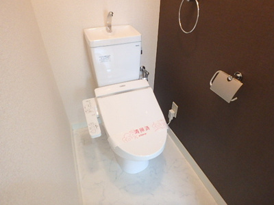 トイレには快適な温水洗浄便座付き