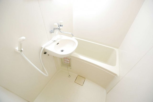 レオパレスコートヤードの浴室|ゆったり過ごせるお風呂です