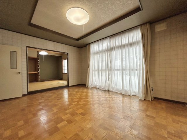 藤野3条8丁目の居間・リビング|リビング別角度！キッチンは個別プロパン、給湯・暖房は灯油です！