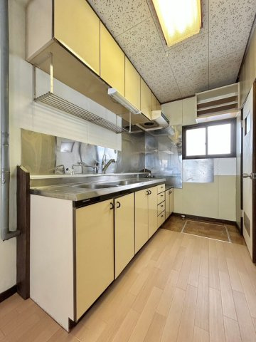 藤野3条8丁目のキッチン|窓があり明るい光が溢れるキッチン！