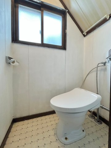 藤野3条8丁目のトイレ|トイレにも窓があり換気もばっちりです◎