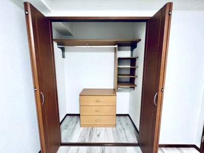 【寝室】 | ノーブル猿江恩賜公園WEST | 大容量のクローゼット　チェストもついてます