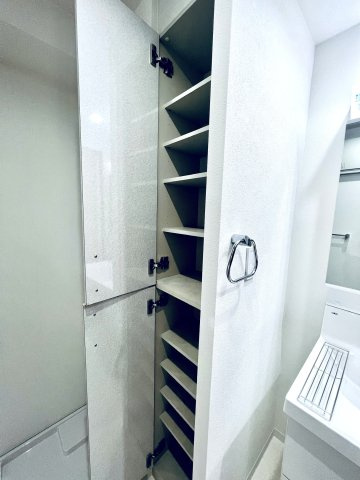 ノーブル猿江恩賜公園WESTのランドリースペース|ランドリスペースには収納棚もついてます