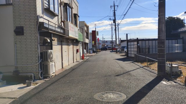 くぬぎ山５丁目 中古テラス(店舗・住居) (オーナーチェンジ物件)の前面道路含む現地写真