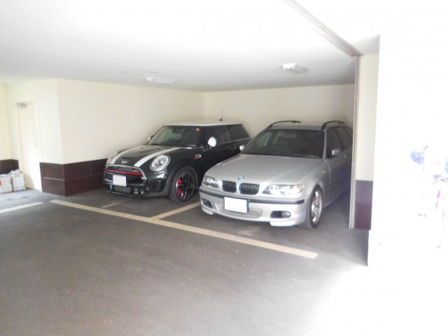 CHERRY AKUTAの駐車場