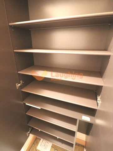 エマーブルⅢ B棟の玄関|収納もある玄関です