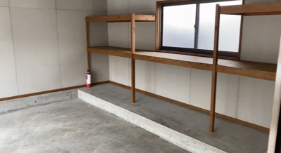 【駐車場】 | 飯田5丁目貸家 | 車庫内の収納棚