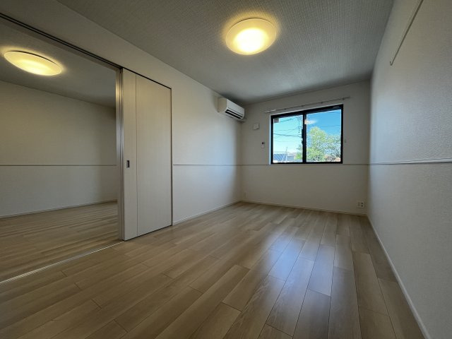 ヒカルサ境港渡町イーストの洋室