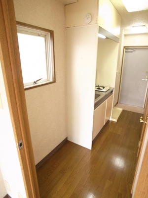 【玄関】 | アーバネックスＴＭ | キッチン横もスペースございます。　冷蔵庫、ゴミ箱に！