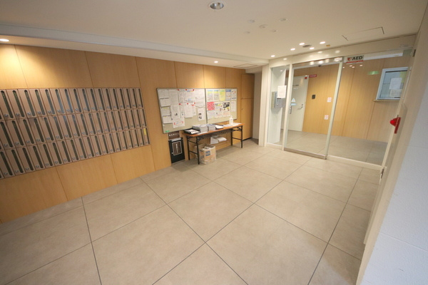 アーバンエース新大宮パルのエントランス