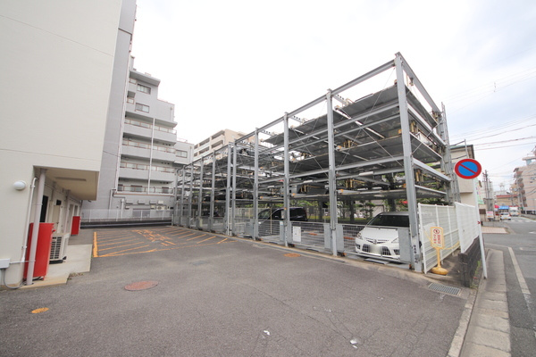 アーバンエース新大宮パルの駐車場