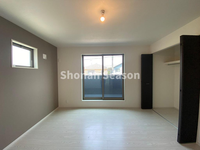 【洋室】 | 空間を有効利用できる全室収納完備◎
全室２面採光で風通りも良好ですよ♪