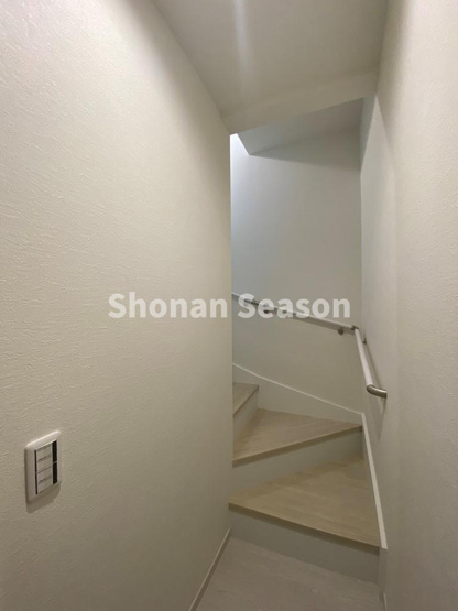 【内装】 | 手荷物が多かったり、小さなお子様の昇降もスムーズな手すりつき階段◎
新築ならではの設備＆仕様が充実していますよ♪