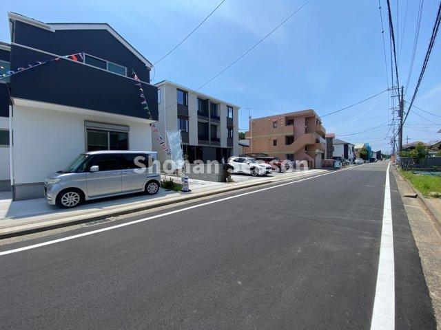 【周辺】 | 美しい海岸線と豊かな自然環境を併せ持つ、湘南の海風そよぐ魅力あふれる住宅地！
小・中学校近く、お買い物便ももちろん良好ですよ。