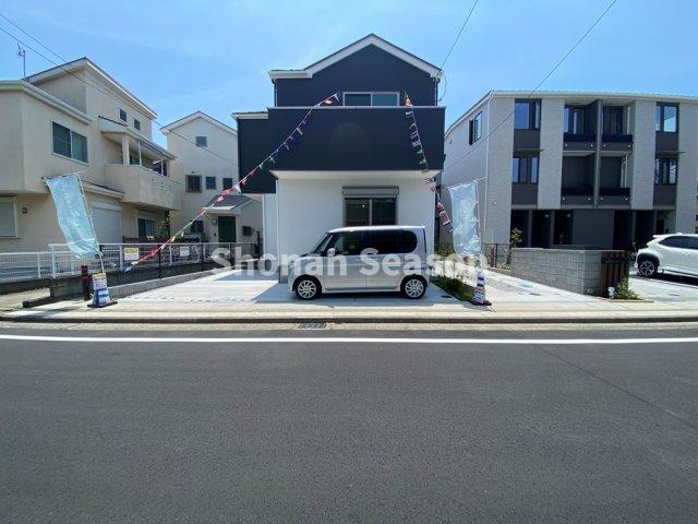 【駐車場】 | 前面道路との高低差なく駐車もスムーズ！
お車は２台駐車が可能です。ぜひ現地でサイズ等、ご確認下さいね♪