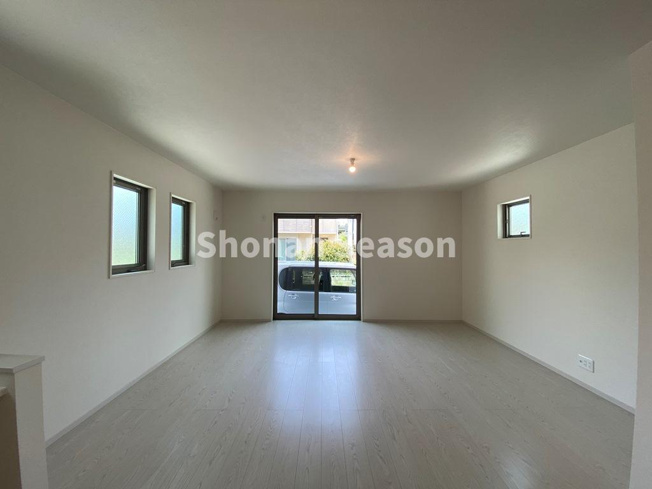 【居間・リビング】 | 家族でのびのび過ごせる18.7帖の大型リビング◎
網戸・シャッターなど標準仕様です♪