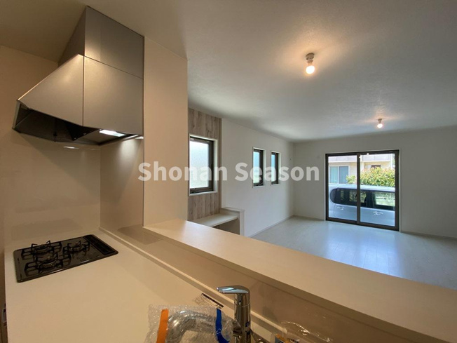 【キッチン】 | カウンター付きで配膳＆後片付けもスムーズ！
1mくらいの小さなお子様でも運べる高さになっております♪