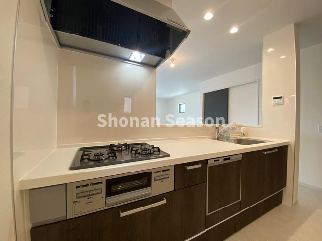 【キッチン】 | 調理時短に繋がる３口コンロにグリル搭載！
お料理のレパートリーが増えそうですね♪