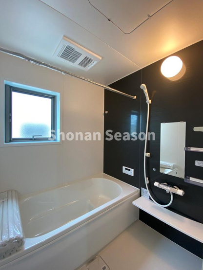 【浴室】 | 段差のあるバスタブは水かさが減り、節水対策にも効果的◎
浴室乾燥機・追い焚き機能を完備しました。